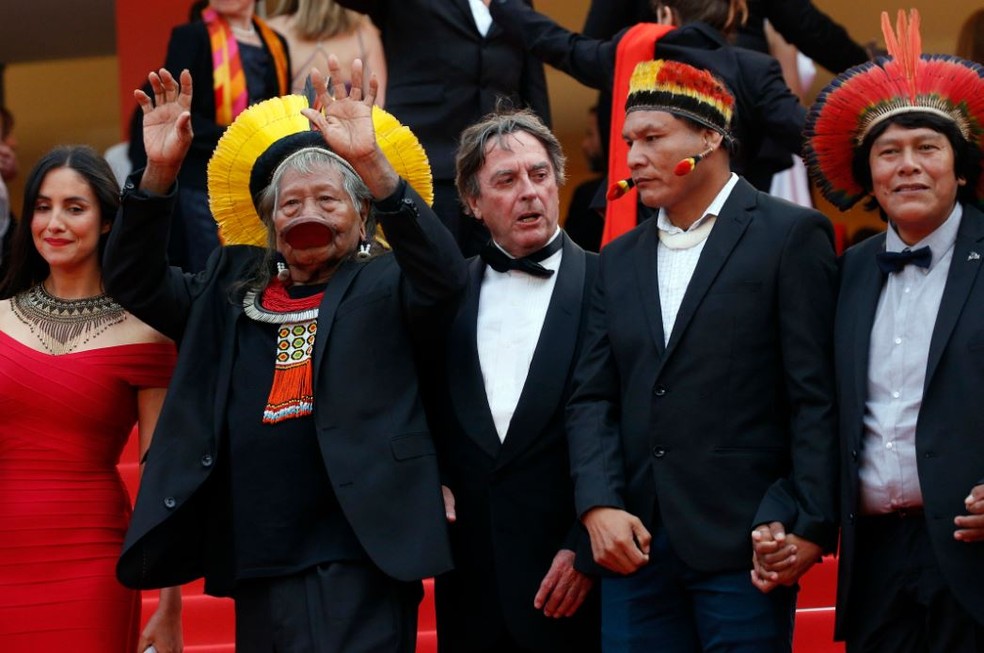 Líder indígena brasileiro Raoni Metuktire e o diretor de cinema Jean-Pierre Dutilleux em Cannes — Foto: Stephane Mahe/Reuters