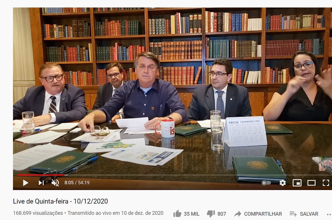 YouTube derruba mais 4 vídeos onde Bolsonaro fala de remédios sem eficácia contra Covid, mas não suspende canal thumbnail