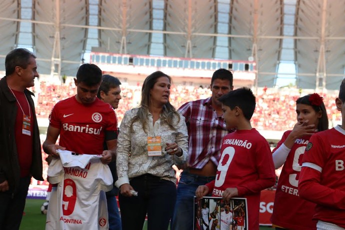 Jogadores presentearam a família de Fernandão no gramado (Foto: Diego Guichard/GloboEsporte.com)