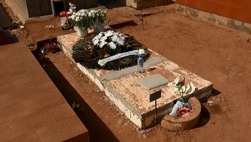 Família enterra parente sozinha por falta de coveiro  — Foto: Reprodução/TV TEM