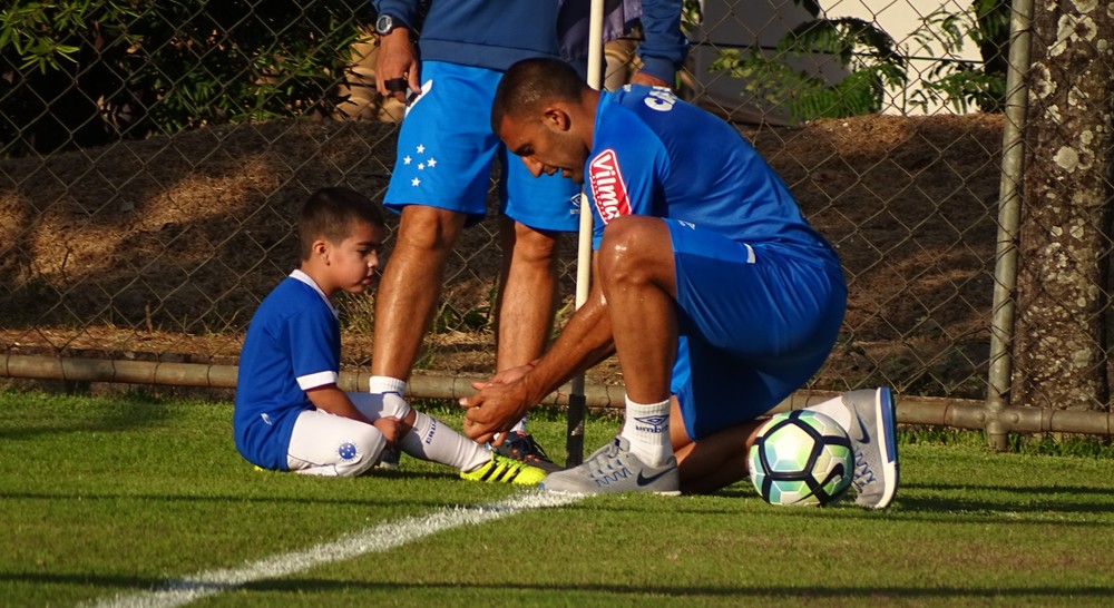 Em clima de despedida, Ábila brinca com filho; demais jogadores ficam na academia