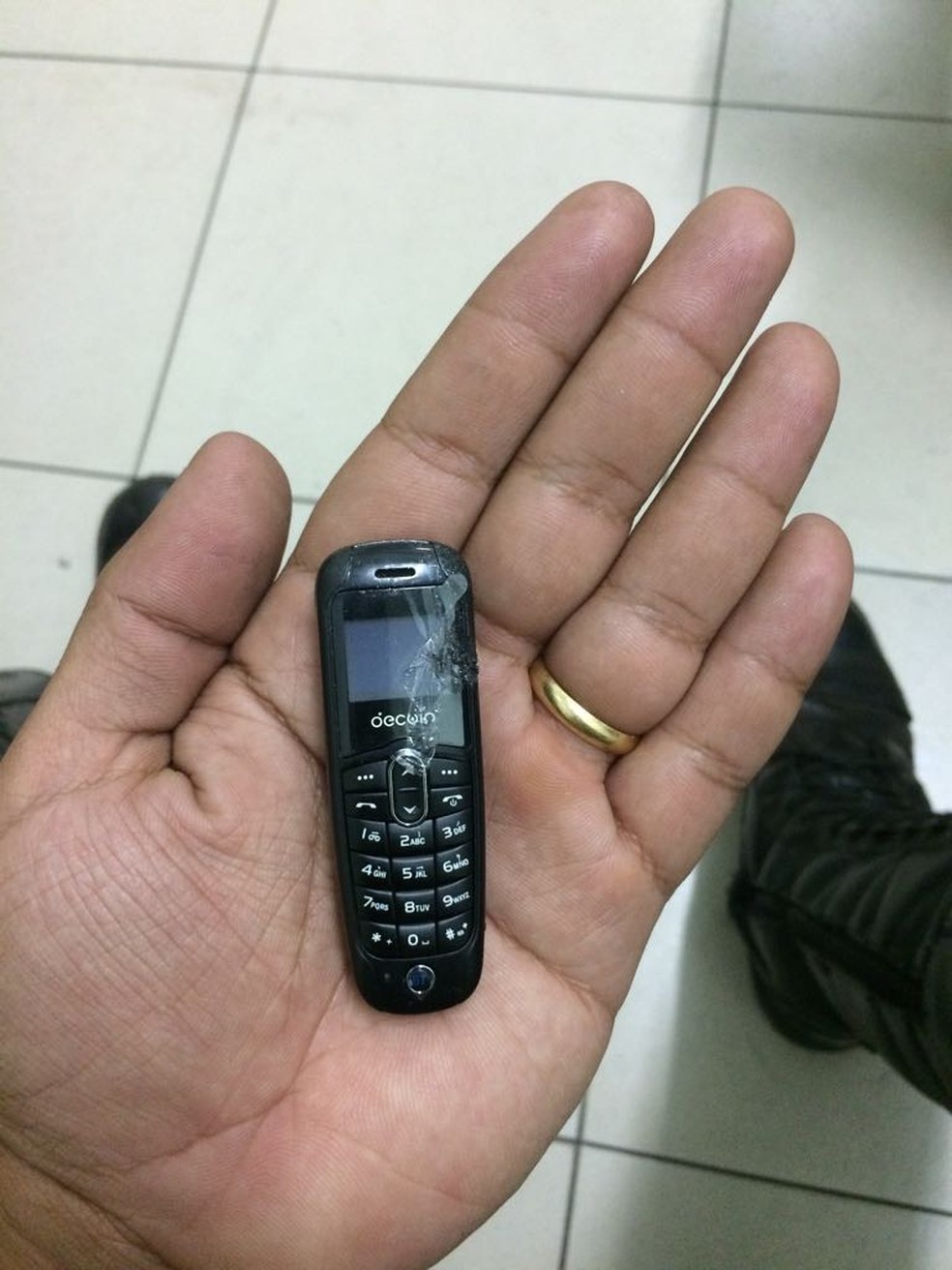 Celular estava escondido nas partes íntimas de passageira de ônibus (Foto: TOR / Divulgação)