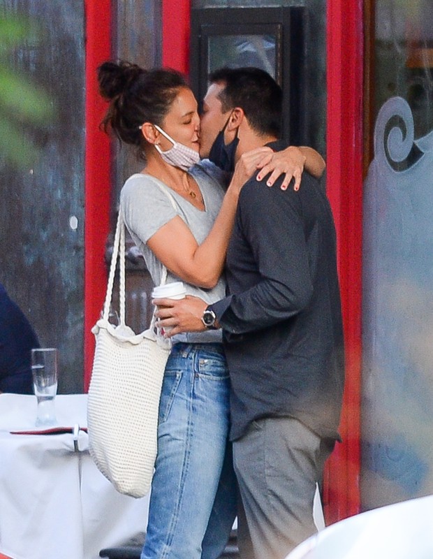 Katie Holmes é vista aos beijos com o novo namorado, Emilio Vitolo Jr (Foto: The Grosby Group)