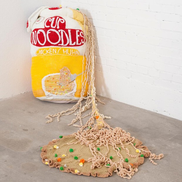 Crochê em formato de comida chama a atenção para desperdício (Foto: Reprodução/Instagram @tuepf_li)