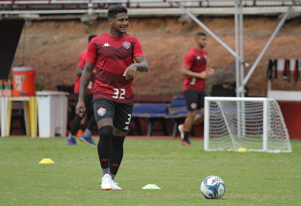 Reservas treinaram com bola na Toca do Leão — Foto: Letícia Martins / EC Vitória / Divulgação