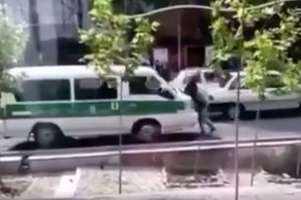 Jovem é atropelada pela polícia em Teerã (Foto: Reprodução/ My Stealthy Freedom)