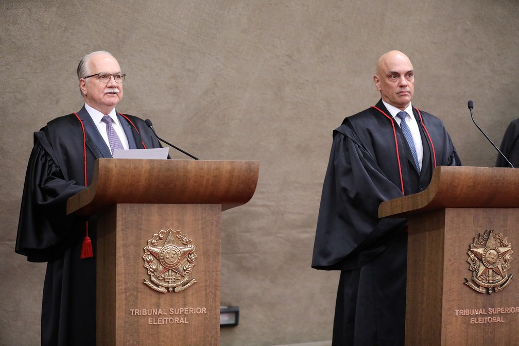 O ministro Edson Fachin faz a passagem do cargo de presidente do TSE a Alexandre de Moraes em cerimônia em Brasília — Foto: Antonio Augusto/Secom/TSE