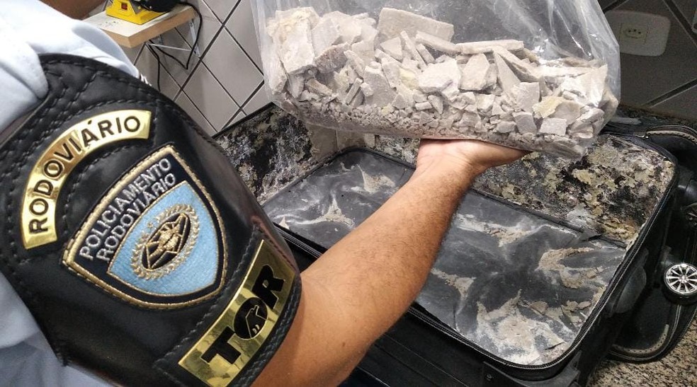 Droga foi encontrada em forração falsa de mala em Araçatuba — Foto: (Polícia Militar Rodoviária/Divulgação)