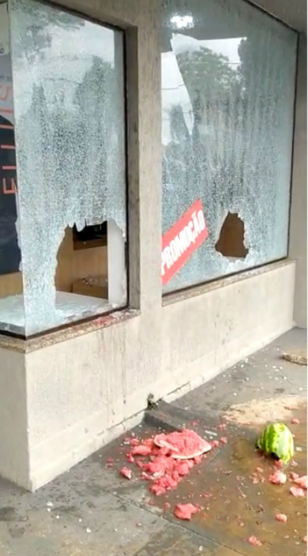 Loja em Batayporã teve duas vitrines quebradas por ladrões, utilizando uma melancia e uma pedra  Foto: Redes Sociais