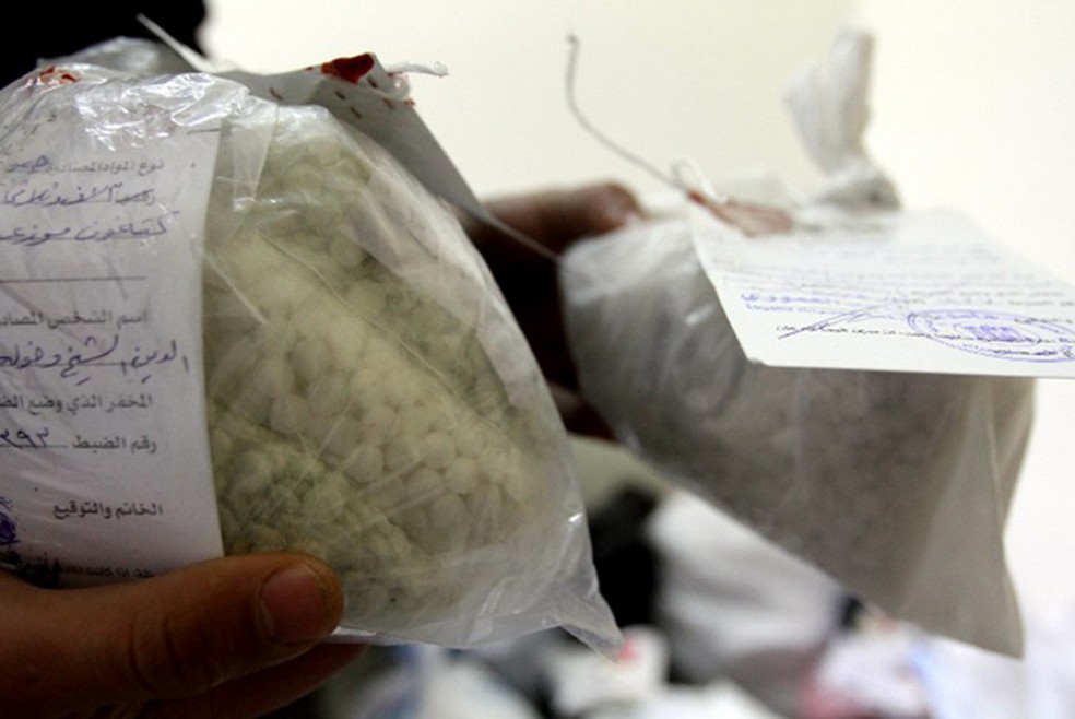 Pílulas de captagon apreendidas pela polícia síria em Damasco; droga é usada por combatentes como substância estimulante e para diminuir o medo — Foto: Louai Beshara/AFP 