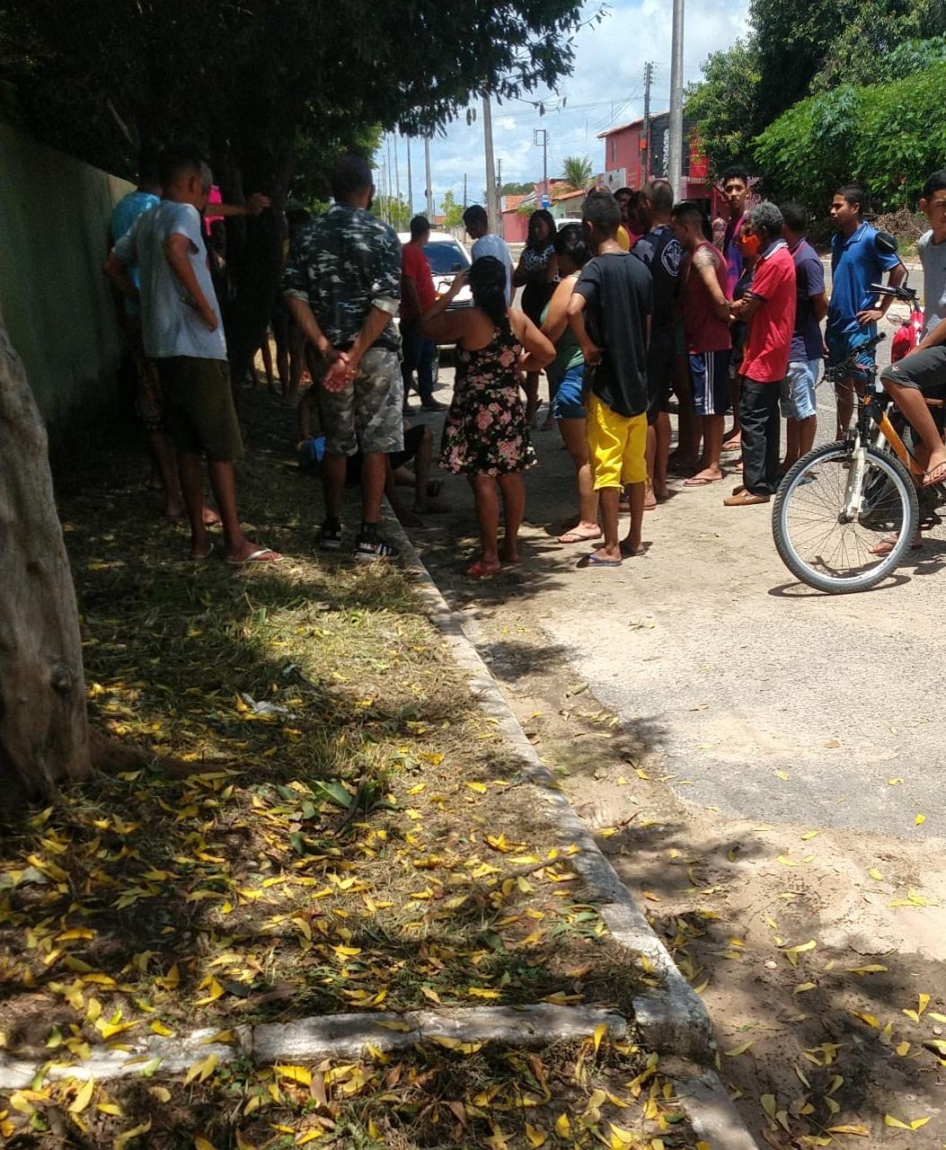 Homem é esfaqueado e morre na calçada da Cavalaria da Polícia Militar, em Teresina
