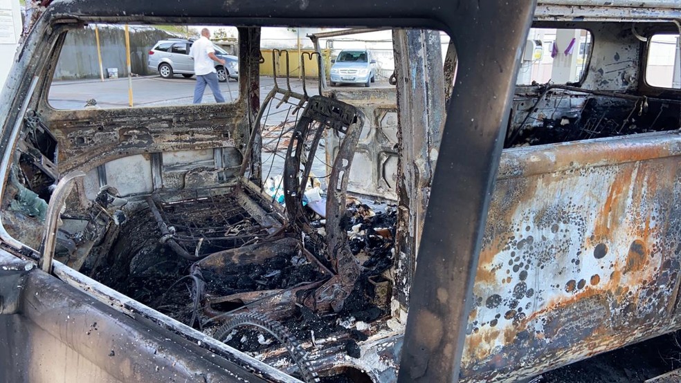 Carro destruído após incêndio, em Salvador — Foto: Victor Silveira/TV Bahia