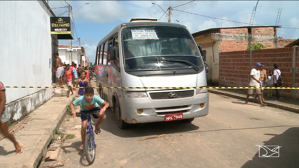 Criança foi atropelada foi socorrida por moradores e o motorista fugiu do local sem prestar socorro. — Foto: Reprodução/TV Mirante