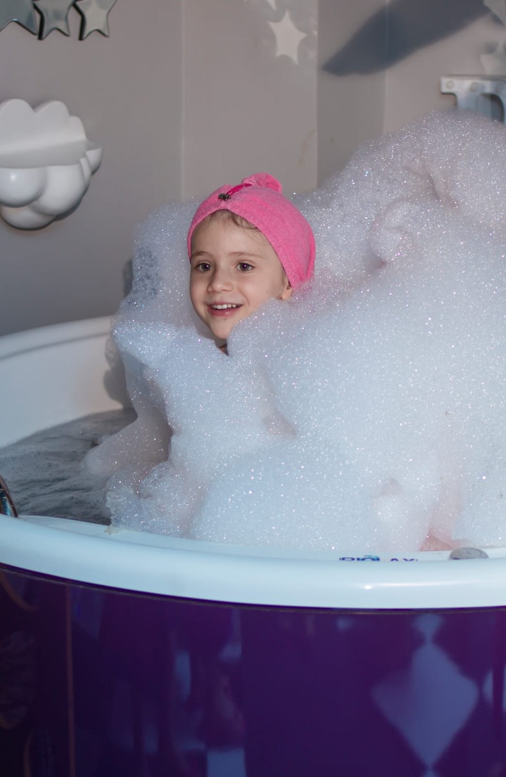 A pequena Catarina Coimbra de 6 anos sonha em levar as amigas para um SPA. — Foto: Leila Alcântara 