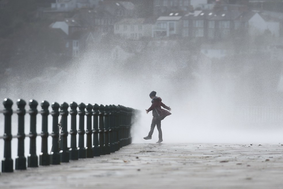Tempestade Ofélia provoca ondas altas em Cornualha, no Reino Unido (Foto: Ben Birchall/PA via AP)
