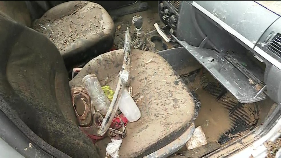 Carro em que estavam mãe e filha mortas durante temporal em BH ficou cheio de lama — Foto: Reprodução/GloboNews