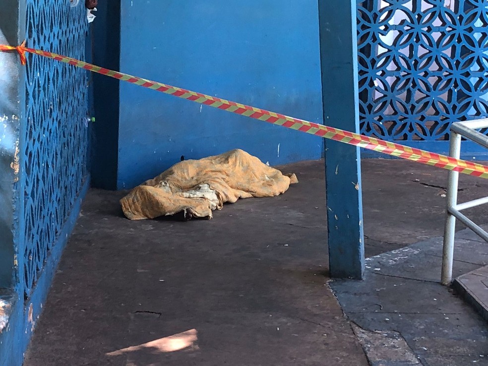 Mulher foi encontrada morta na Praça Nicolino Rondó, em Presidente Venceslau — Foto: Toninho Moré/Cedida