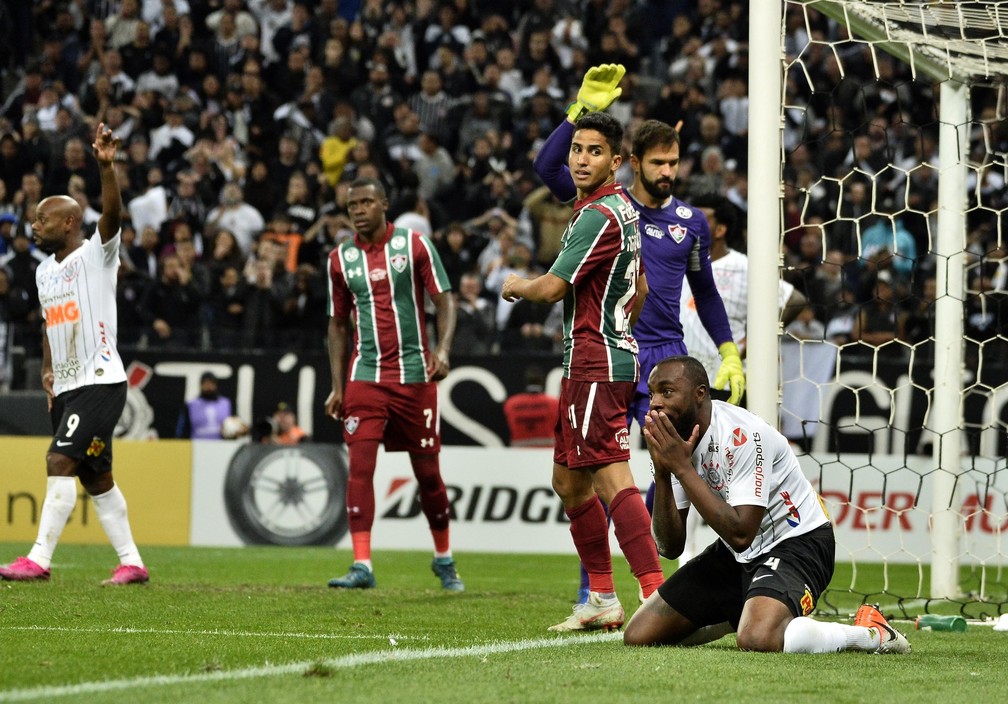 Manoel lamenta durante jogo do Corinthians contra o Fluminense  â?? Foto: Marcos Ribolli