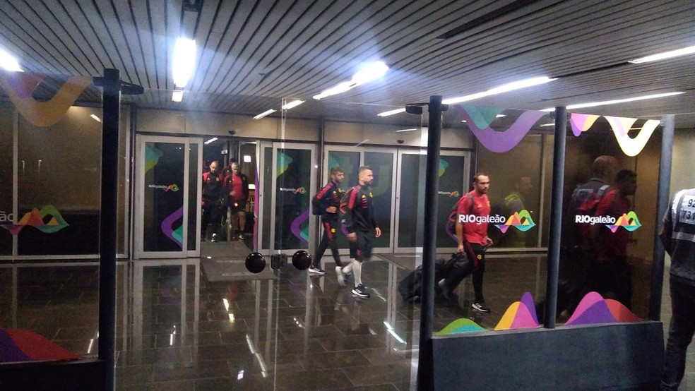 Everton Ribeiro no desembarque do Flamengo no Aeroporto do Gale&atilde;o &mdash; Foto: Luca B&iacute;scaro/ge