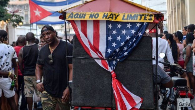A Lei Helms-Burton reforça o embargo dos EUA contra o governo de Cuba, buscando estender sua aplicação internacional para além das fronteiras americanas (Foto: AFP via BBC News Brasil)