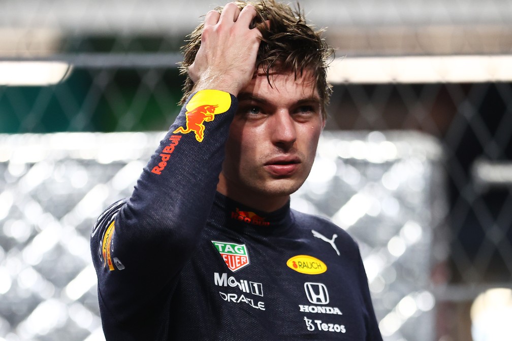 Após bater em sua volta rápida na classificação, Max Verstappen volta desnorteado para os boxes em Jeddah em 2023 — Foto: Bryn Lennon/F1 via Getty Images