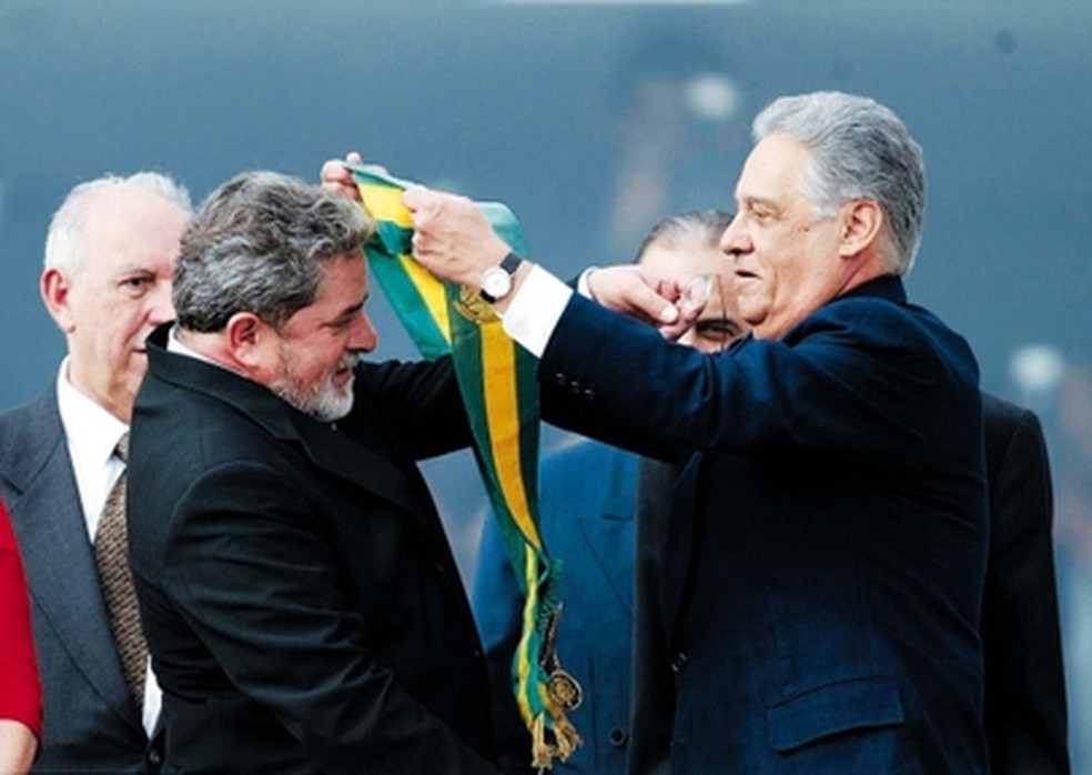 Lula recebe das m�os de FHC a faixa presidencial no dia 1� de janeiro � Foto: Ivo Gonzalez
