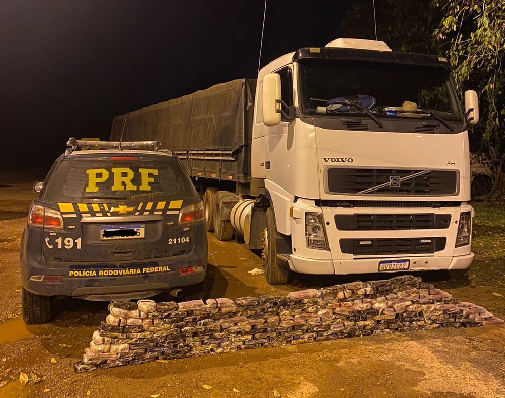 Mais de 170 quilos de cocaína na cabine de caminhão em rodovia no Acre — Foto: Asscom/PRF