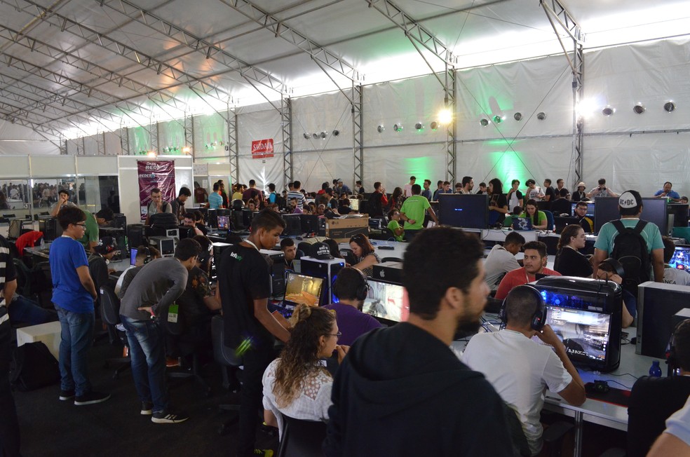 Jovens que competiram na 2° edição do Infoparty tiveram espaço específico para jogos (Foto: Hosana Morais/G1)