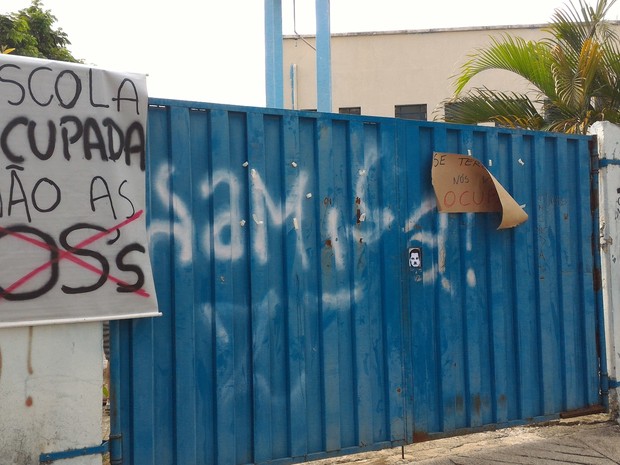Alunos ocupam escola estadual em protesto contra terceirização, em Goiás (Foto: Vanessa Martins/G1)