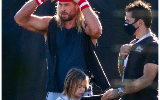 Chris Hemsworth roda cena de 'Thor' com visual anos 80 e recebe filho visita do filho