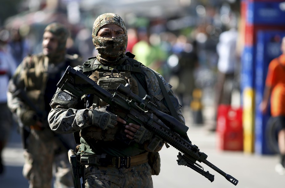 Polícia Militar faz operação em favela do Rio para prender ladrões de joalheria do Shopping Village Mall