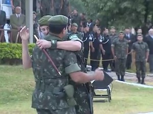 Troca de comando ocorreu na terça-feira (26) em Porto Alegre (Foto: Reprodução/RBS TV)