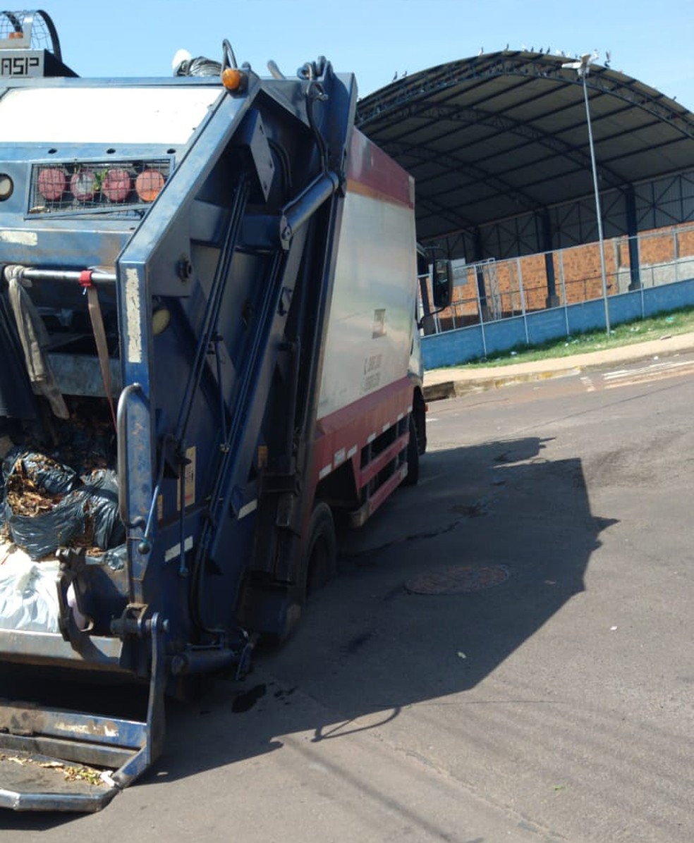 Caminhão ficou enroscado no asfalto no Jardim São Bento — Foto: Prudenco