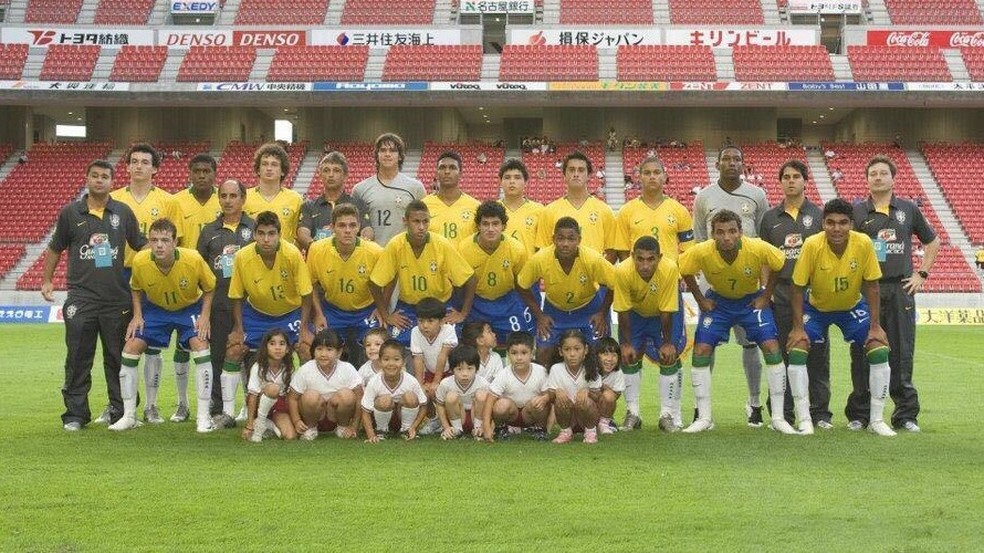 Geovane Loubo (primeira fila, na ponta do lado esquerdo) na Seleção Brasileira sub-17  — Foto: Geovane Loubo/Arquivo Pessoal
