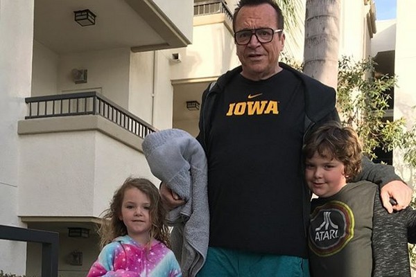O ator Tom Arnold com os dois filhos (Foto: Instagram)