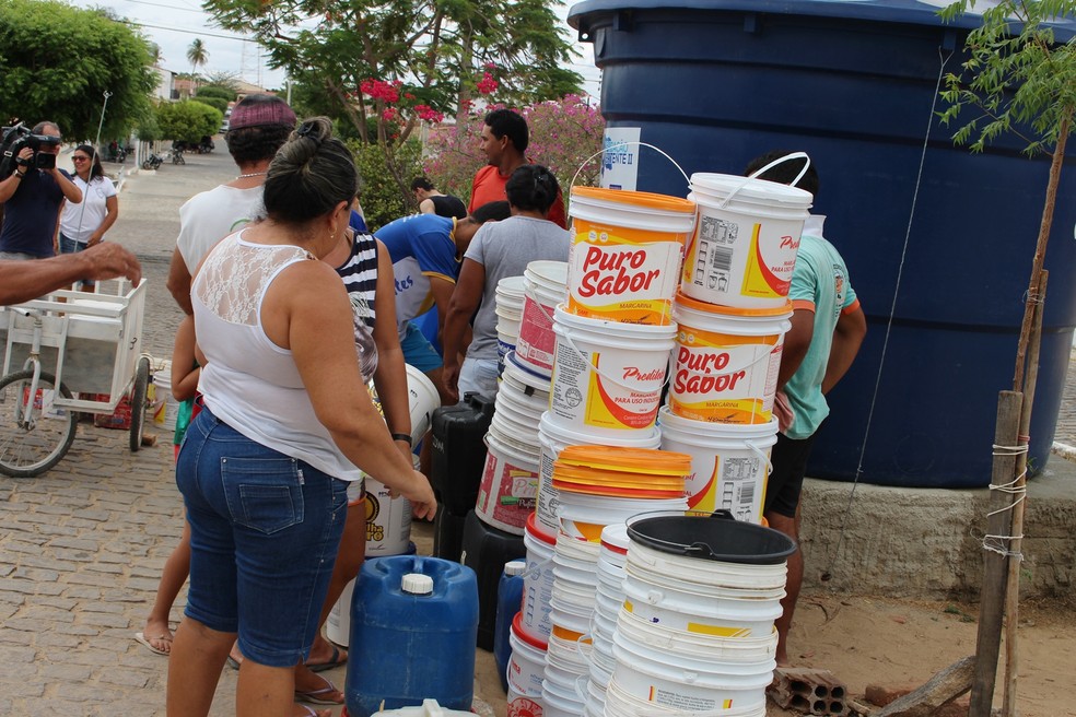 Com as torneiras vazias, população de Santana do Matos precisa recorrer aos chafarizes para ter o que beber   (Foto: Anderson Barbosa/G1)