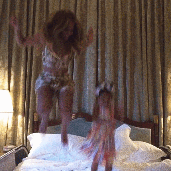 Beyoncé e Blue pulam na cama (Foto: Cortesia Beyoncé)