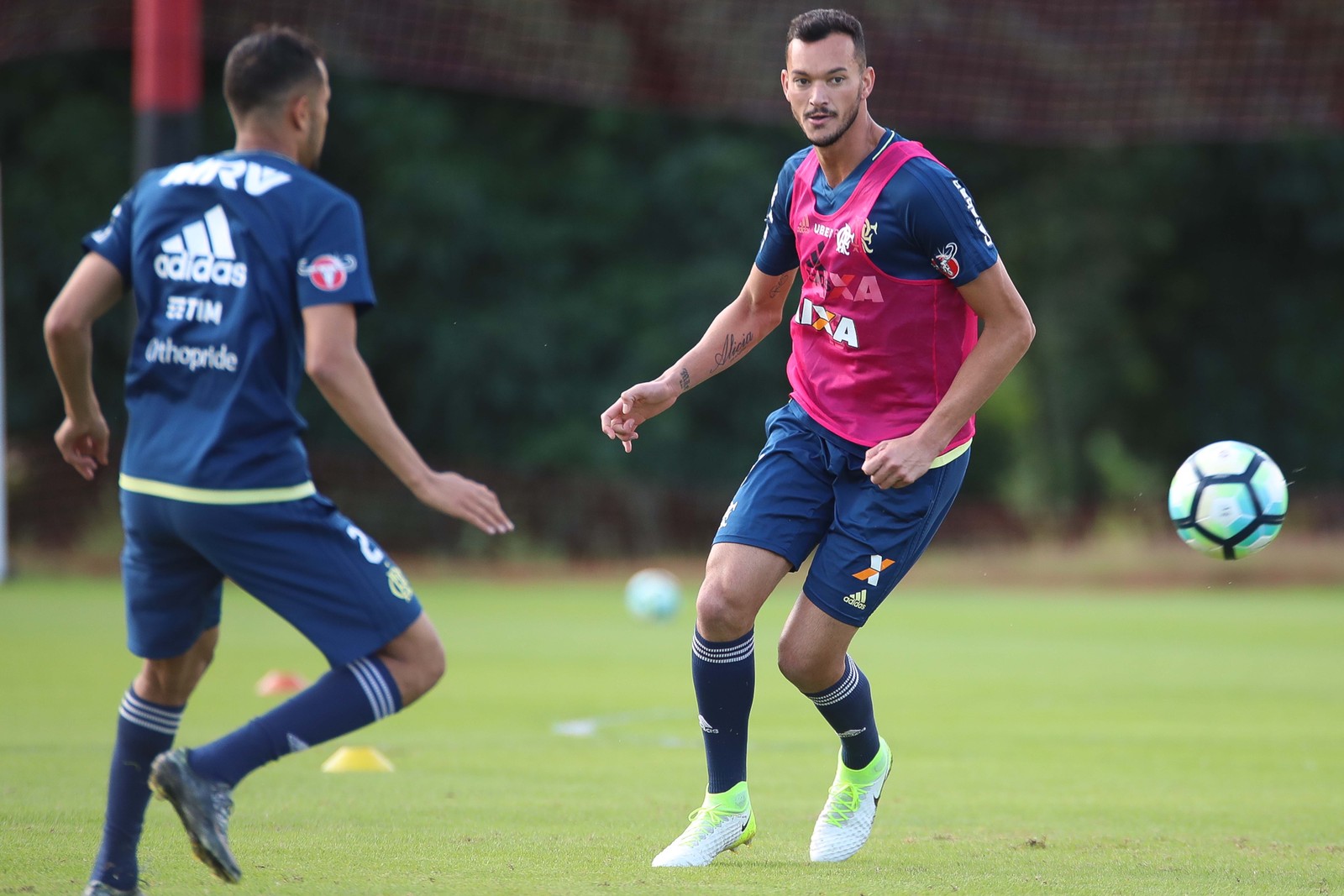 Réver treina normalmente e deve voltar contra o Santos ao lado de Juan na zaga