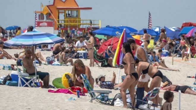 BBC - As praias de Miami voltaram a encher no meio da pandemia (Foto: EPA via BBC)