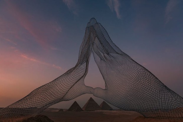 Exposição de arte contemporânea é montada junto às pirâmides no Egito (Foto: Divulgação/MO4 Network/Art D’Égypte)
