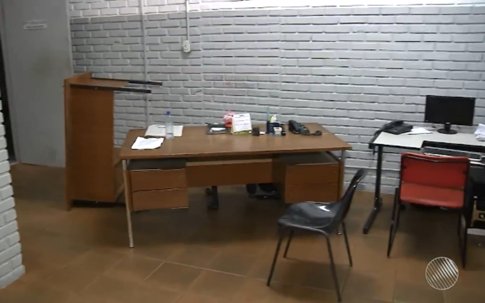Suspeitos reviraram sala do financeiro (Foto: Reprodução/TV Bahia)