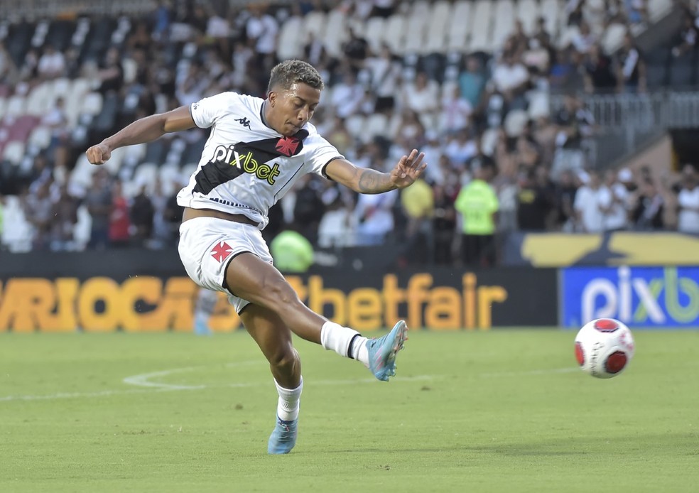 Vinicius, que ainda n�o havia sido relacionado por Z� Ricardo, entrou no segundo tempo e marcou o terceiro do Vasco � Foto: Andr� Dur�o