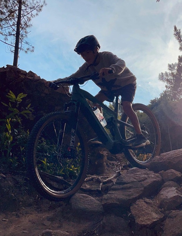 Filhos de Rodrigo Hilbert e Fernanda Lima aprendem mountain bike (Foto: Reprodução/Instagram)