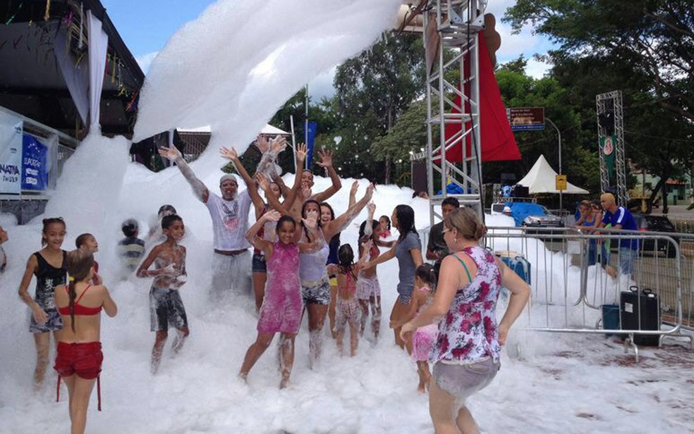 Crianças e jovens se refrescam no banho de espuma, atração tradicional da cidade histórica de Sabará — Foto: Liliana Junger/TV Globo
