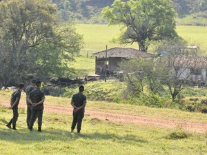 Militares do Exército monitoram indígenas (Foto: Gabriela Pavão/ G1MS)