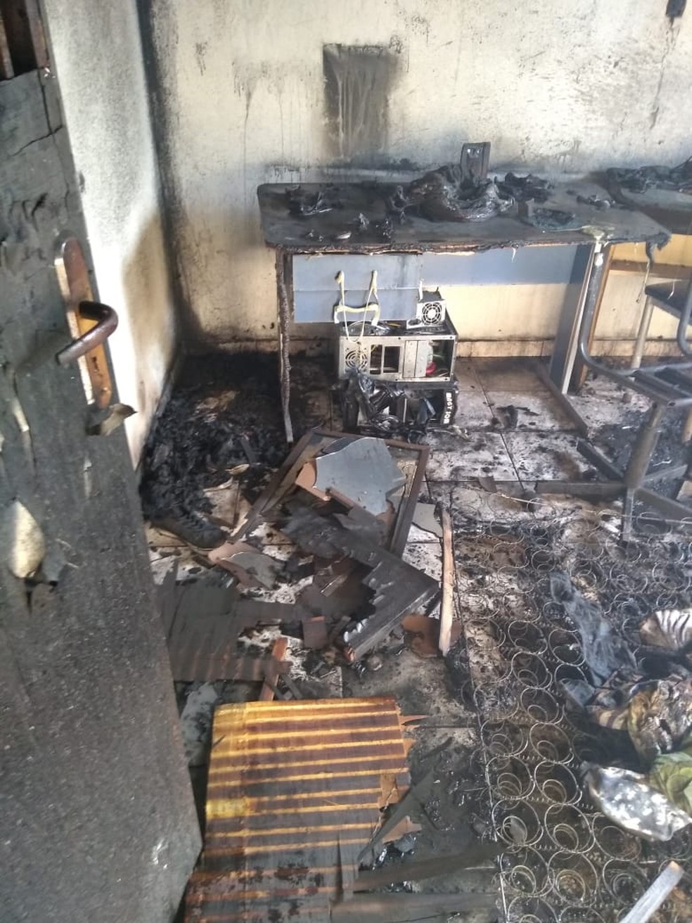 A casa foi incendiada apÃ³s a explosÃ£o do gÃ¡s â?? Foto: Corpo de Bombeiros/DivulgaÃ§Ã£o