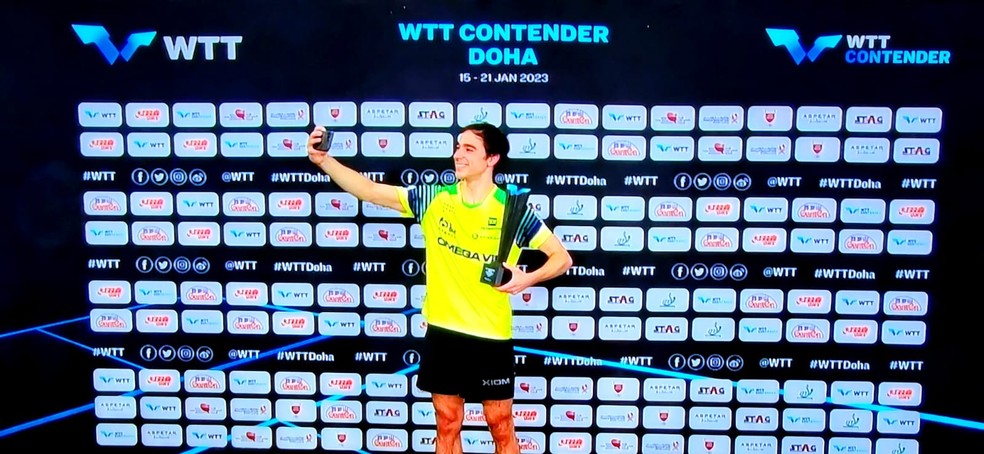 Calderano tira selfie com troféu de campeão no WTT de Doha 2023 — Foto: reprodução/Star+