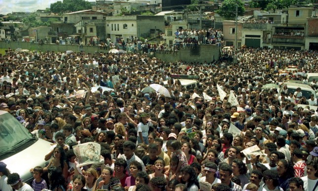 Multidão acompanha cortejo fúnebre do Mamonas Assassinas, em Guarulhos