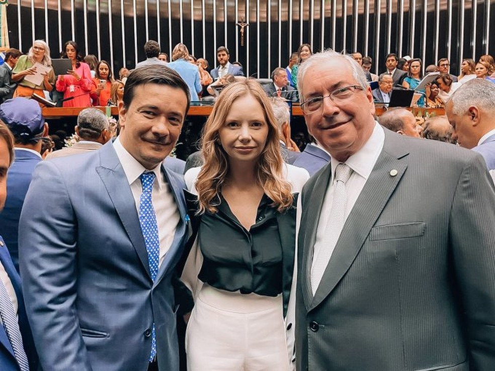 Dani Cunha ao lado do pai, Eduardo Cunha, na posse — Foto: Reprodução