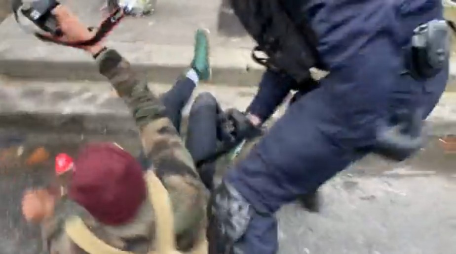 Homem tem testículo amputado após agressão policial durante manifestações em Paris